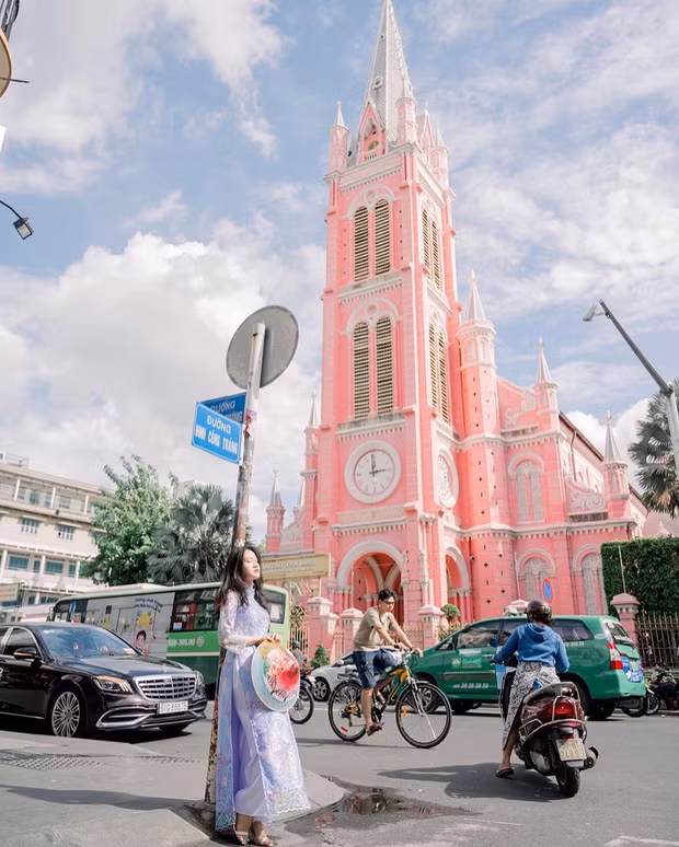 Chẳng cần mất tiền “vi vu” tận trời Tây bạn cũng có những bức ảnh đậm chất châu Âu sang xịn giữa lòng TP Hồ Chí Minh khi đến với Nhà thờ Tân Định.