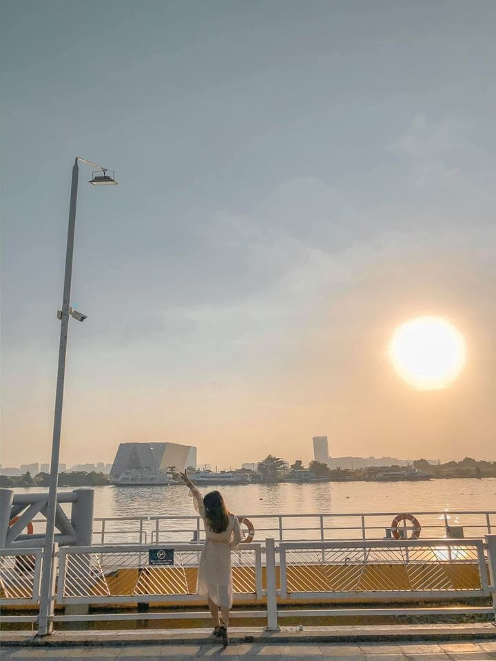 Chỉ với vài chục ngàn đồng, bạn có thể ngắm sông Sài Gòn thơ mộng, hữu tình. Cùng với đó là vô vàn concept cho bạn sống ảo.