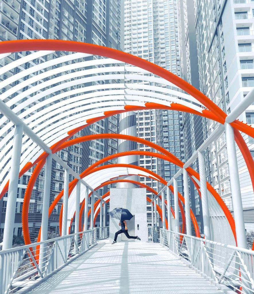 Mách nhỏ cho các bạn trẻ các góc sống ảo cực ngầu ở Landmark 81 như vòm cửa khổng lồ gần Starbucks, cầu đi bộ sang tới Công viên và hầm gửi xe.