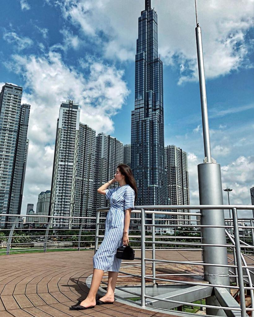 Sống ảo ở Landmark 81 có rất nhiều góc checkin sang xịn mịn. Trong đó, nổi bật nhất là phần mặt tiền cao ngất ngưởng với cửa kính bóng loáng, đem tới những góc hình chất ngất.