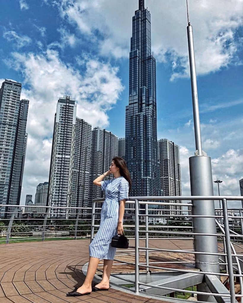 Sống ảo ở Landmark 81 có rất nhiều góc checkin sang xịn mịn. Trong đó, nổi bật nhất là phần mặt tiền cao ngất ngưởng với cửa kính bóng loáng, đem tới những góc hình chất ngất.