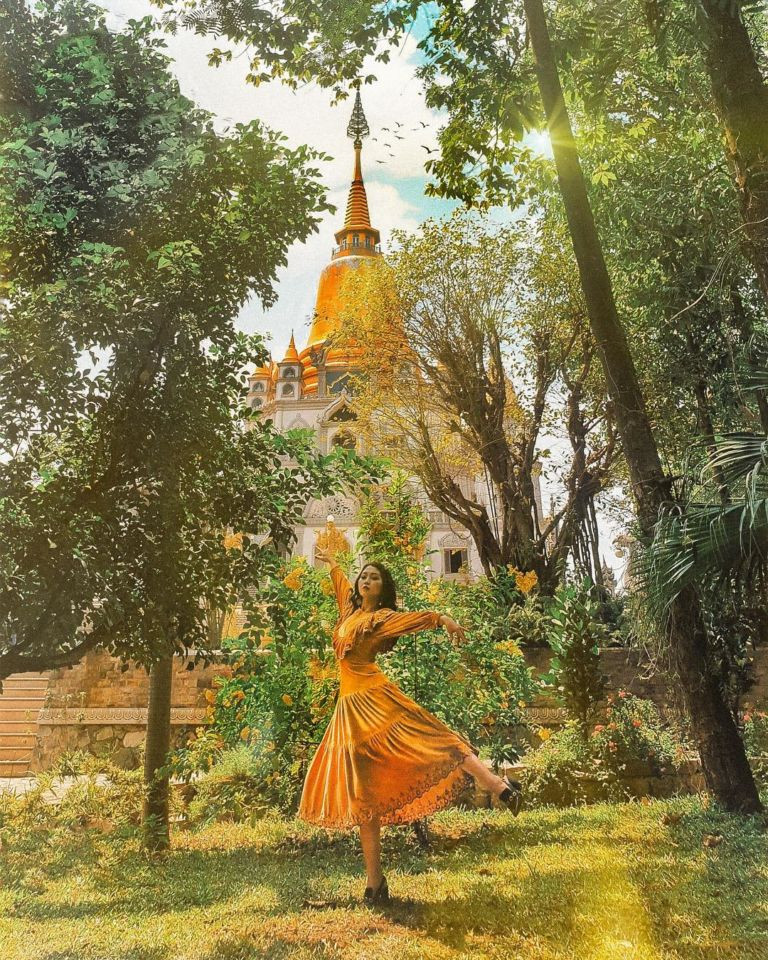 Chỉnh bởi kiến trúc của mình, Chùa Bửu Long Quận 9 là địa điểm view đẹp Sài Gòn được rất nhiều bạn trẻ kéo đến check-in.