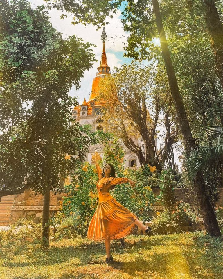 Chỉnh bởi kiến trúc của mình, Chùa Bửu Long Quận 9 là địa điểm view đẹp Sài Gòn được rất nhiều bạn trẻ kéo đến check-in.