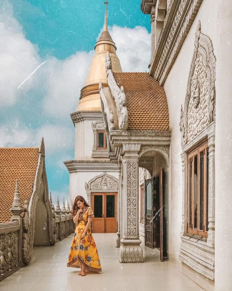 Chùa Bửu Long Quận 9 nổi tiếng với kiến trúc Phật giáo nguyên thủy. Đây cũng là kiến trúc chùa chiền đặc biệt phổ biến ở Thái Lan. Cộng thêm phần chóp vàng rực rỡ của bảo tháp Gotama Cetiya khiến nơi đây được ví như “Thái Lan thu nhỏ”. Khuôn viên rợp bóng cây xanh mướt và hồ nước trong trước bảo tháp góp phần mang tới một background sống ảo đẹp hút hồn.