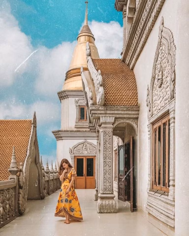 Chùa Bửu Long Quận 9 nổi tiếng với kiến trúc Phật giáo nguyên thủy. Đây cũng là kiến trúc chùa chiền đặc biệt phổ biến ở Thái Lan. Cộng thêm phần chóp vàng rực rỡ của bảo tháp Gotama Cetiya khiến nơi đây được ví như “Thái Lan thu nhỏ”. Khuôn viên rợp bóng cây xanh mướt và hồ nước trong trước bảo tháp góp phần mang tới một background sống ảo đẹp hút hồn.