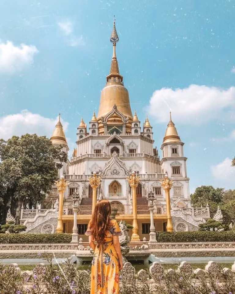 Chùa Bửu Long là một trong những địa điểm du lịch tâm linh ở TP Hồ Chí Minh. Chưa hết, cơ sở tôn giáo này từng được vinh dự xướng tên trong top 10 công trình Phật giáo có thiết kế đẹp nhất của tạp chí National Geographic.