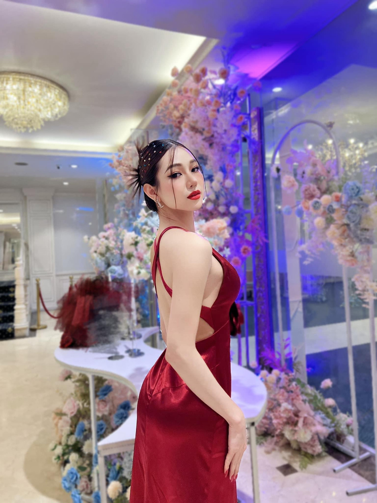 Để duy trì hình thể săn chắc, Hà Anh tiết lộ thói quen dinh dưỡng cụ thể: "Tôi luôn điều chỉnh chế độ ăn phù hợp với cơ thể và tính chất công việc của mình. Mọi người thường nghĩ với một người mẫu hay diễn viên thường giữ eo và trông khá gầy thì chắc cơ thể sẽ yếu đuối. Nhưng với Hà Anh, khi mình có chế độ ăn uống phù hợp và kèm theo sự luyện tập cho cơ thể thì sức khoẻ vẫn sẽ tốt và vẫn có thể giữ dáng được cho các chị em....