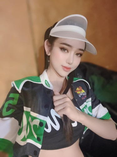 Hà Anh khuyên các bạn hãy uống thật nhiều nước mỗi ngày để tránh đau đầu, chóng mặt và uống nhiều nước cũng giúp cơ thể chúng ta tăng sự trao đổi chất, không gây béo phì.