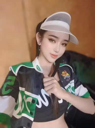 Hà Anh khuyên các bạn hãy uống thật nhiều nước mỗi ngày để tránh đau đầu, chóng mặt và uống nhiều nước cũng giúp cơ thể chúng ta tăng sự trao đổi chất, không gây béo phì.