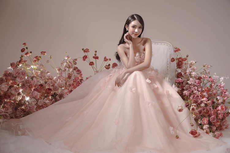 "Mỗi khi luyện tập, tôi cân đối mình sẽ tập tất cả các bài tập rèn luyện cơ thể chung nhưng sẽ có những bài tập được lưu ý hơn. Trong đó, có những động tác như tập Squat, Sumo Squat, gập bụng, Plank trong khoảng thời gian ngắn. Và bài tập quan trọng là Bridges giúp eo thon mông nở cho cơ thể của bạn" - Hà Anh chia sẻ những bài tập được cô duy trì.