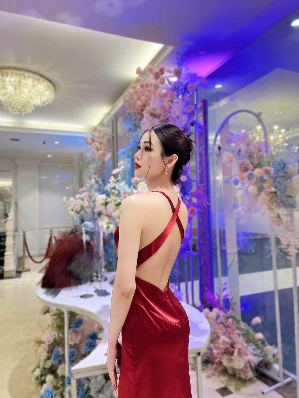 Không chỉ xinh đẹp, tài năng, Hà Anh còn là một chân dài có hình thể ấn tượng. Cô có số đo 3 vòng chuẩn đẹp đồng hồ cát: 84-62-89cm.