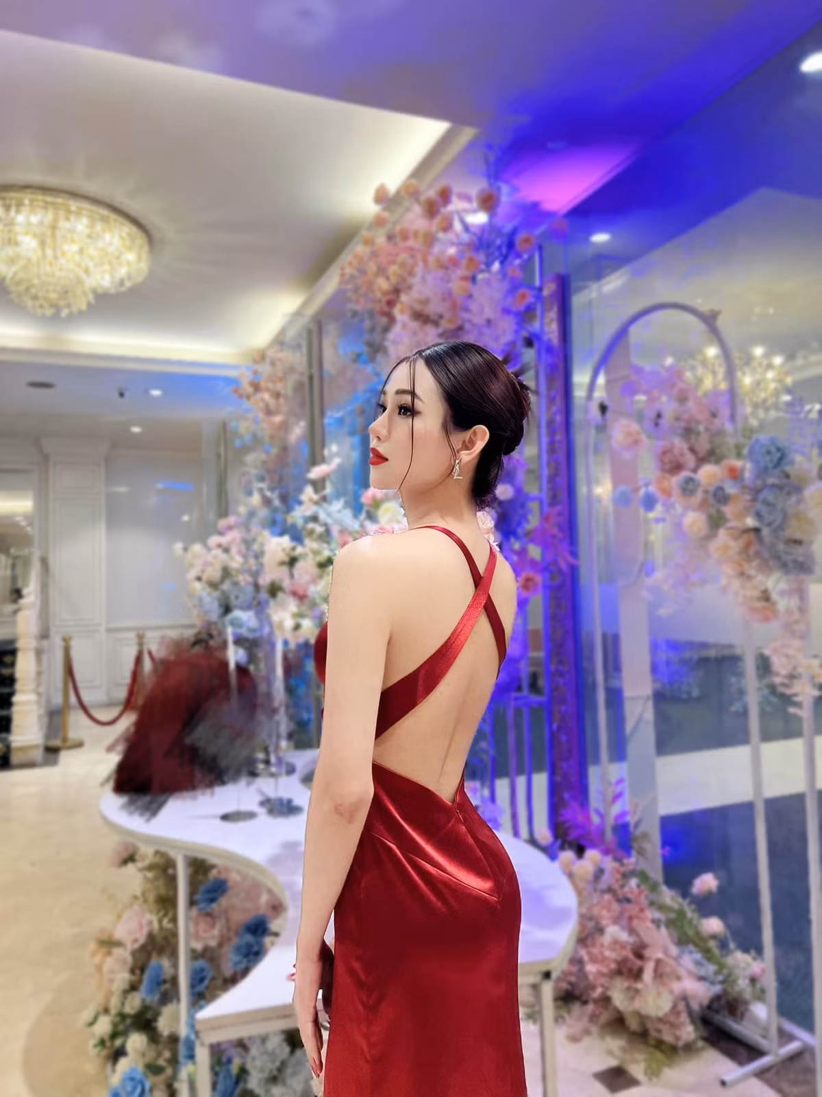 Không chỉ xinh đẹp, tài năng, Hà Anh còn là một chân dài có hình thể ấn tượng. Cô có số đo 3 vòng chuẩn đẹp đồng hồ cát: 84-62-89cm.