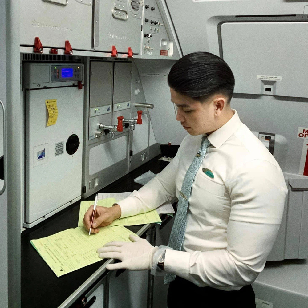 Chính bởi hành động đẹp trên, chàng tiếp viên hãng hàng không trên đã được tuyên dương nhiệt tình về hành động đẹp, “ghi điểm” trong mắt cư dân mạng.