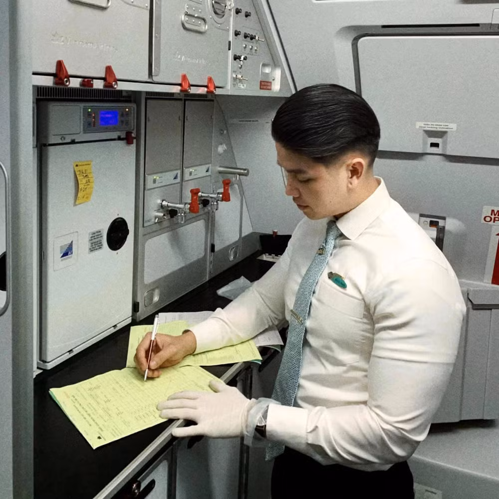 Chính bởi hành động đẹp trên, chàng tiếp viên hãng hàng không trên đã được tuyên dương nhiệt tình về hành động đẹp, “ghi điểm” trong mắt cư dân mạng.