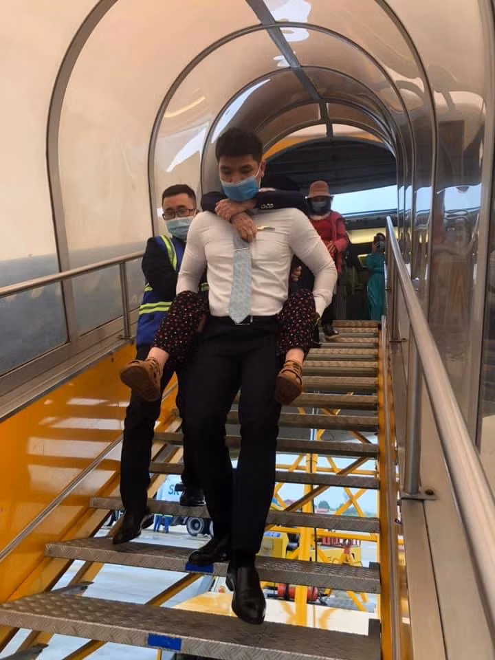 Mới đây, một bức ảnh ghi lại khoảnh khắc nam tiếp viên hàng không cõng bà cụ xuống thang máy bay đã được chia sẻ rộng rãi. Không lâu sau đó, danh tính của anh đã được cư dân mạng "truy lùng" ráo riết.