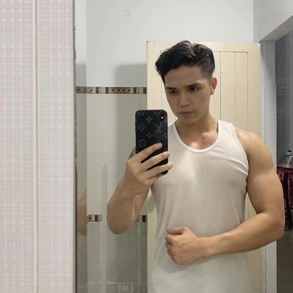 Bên cạnh đó, nam tiếp viên còn được chú ý nhờ gương mặt điển trai, body sáu múi lực lưỡng.