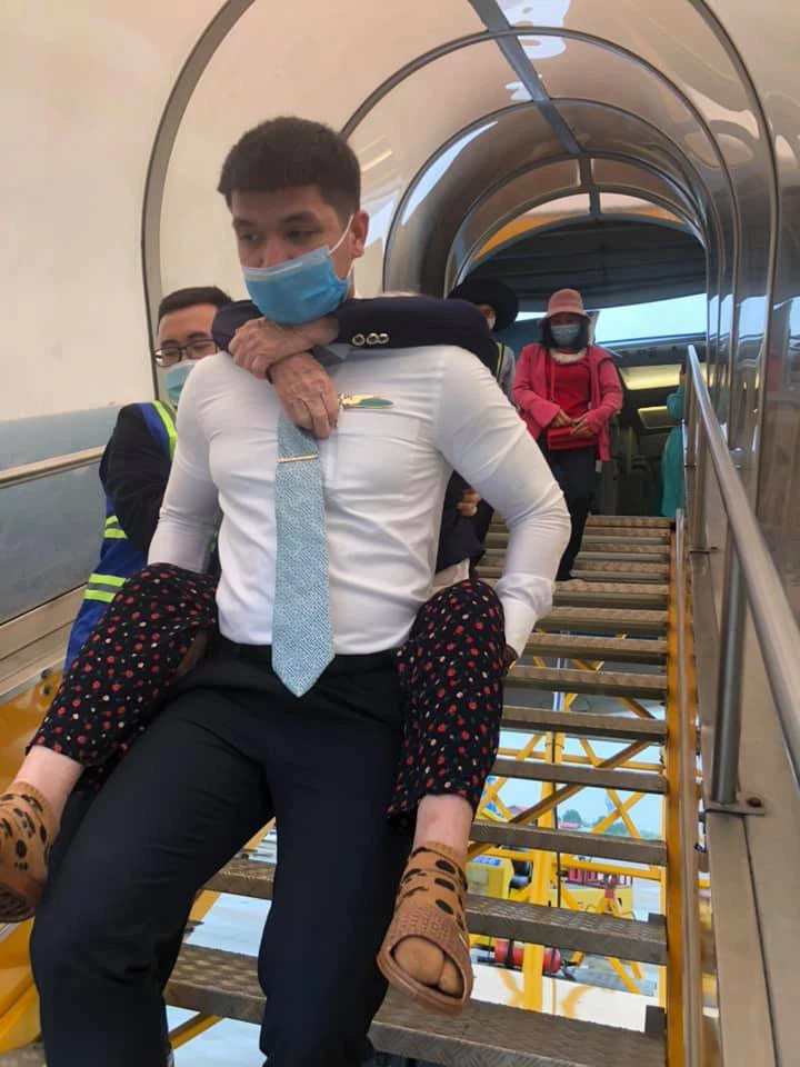 Theo đó, để đưa một bà cụ xuống thang máy bay, nam tiếp viên hàng không đã nhiệt tình cõng bà. Một hành khách thấy sự việc nhanh chóng chụp lại và chia sẻ trên mạng xã hội.