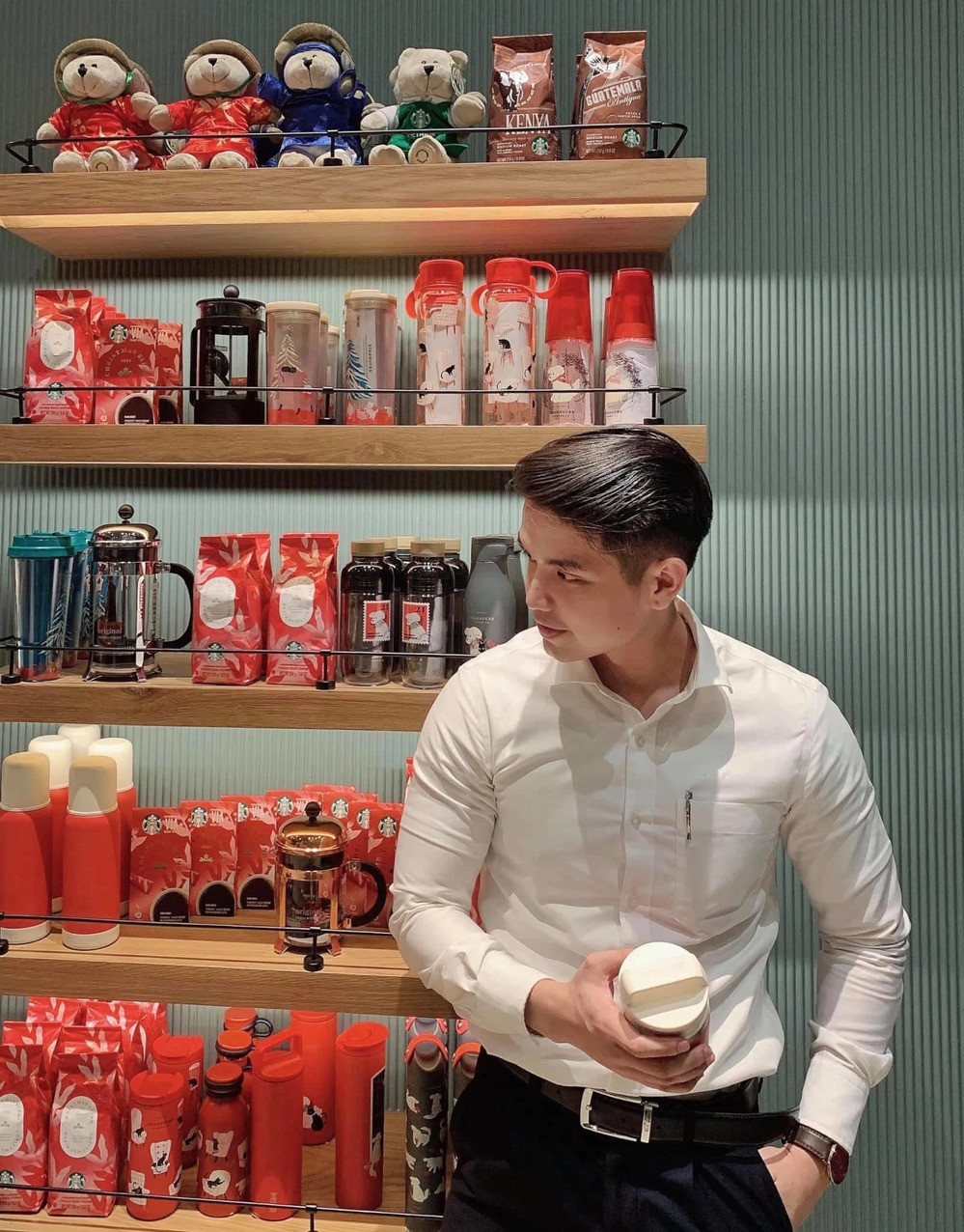 Theo thông tin ban đầu có được, chàng tiếp viên hàng không trên là người Đà Nẵng, hiện đang công tác tại một hãng hàng không nổi tiếng ở Việt Nam.