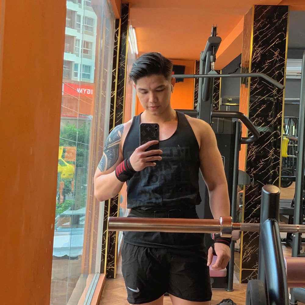 Sau khi hình ảnh được chia sẻ rộng rãi, cư dân mạng bắt đầu “truy lùng” danh tính anh chàng tốt bụng. Chỉ sau ít giờ, thông tin “xịn sò” của nam tiếp viên đã được tìm thấy.