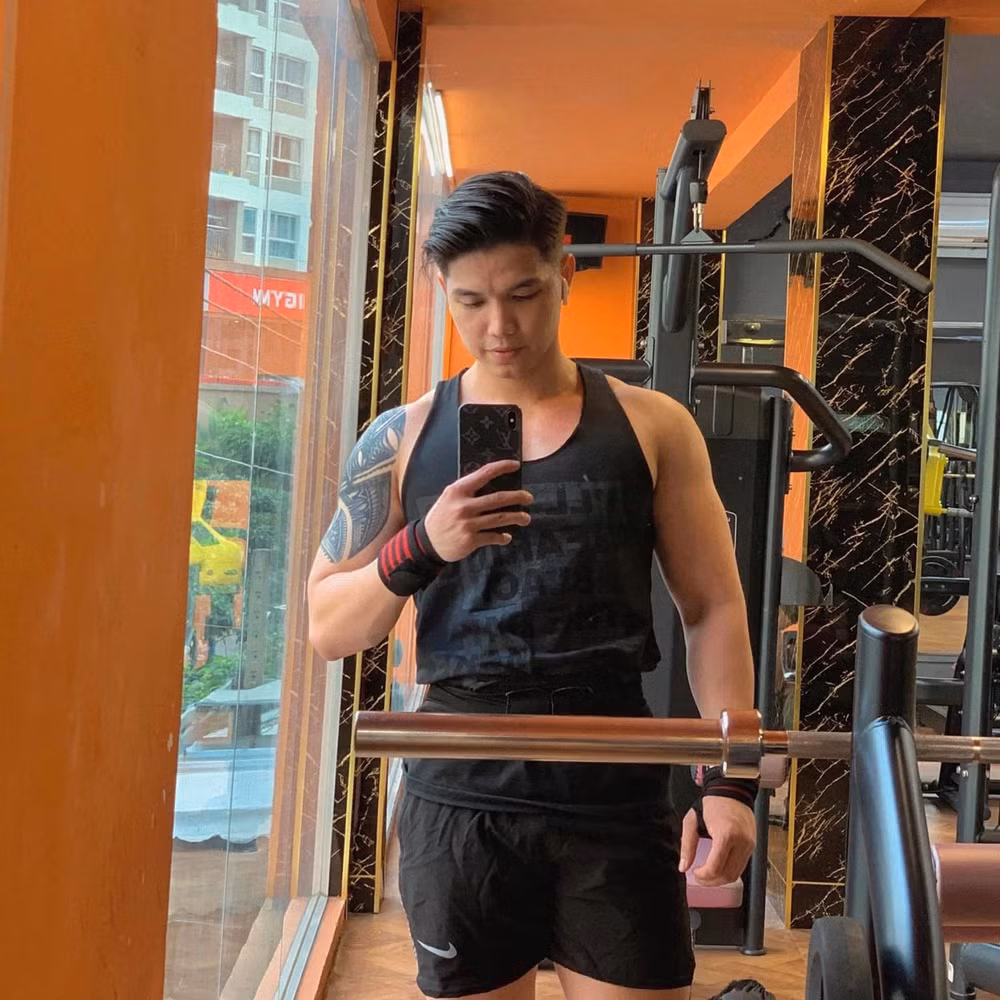 Sau khi hình ảnh được chia sẻ rộng rãi, cư dân mạng bắt đầu “truy lùng” danh tính anh chàng tốt bụng. Chỉ sau ít giờ, thông tin “xịn sò” của nam tiếp viên đã được tìm thấy.