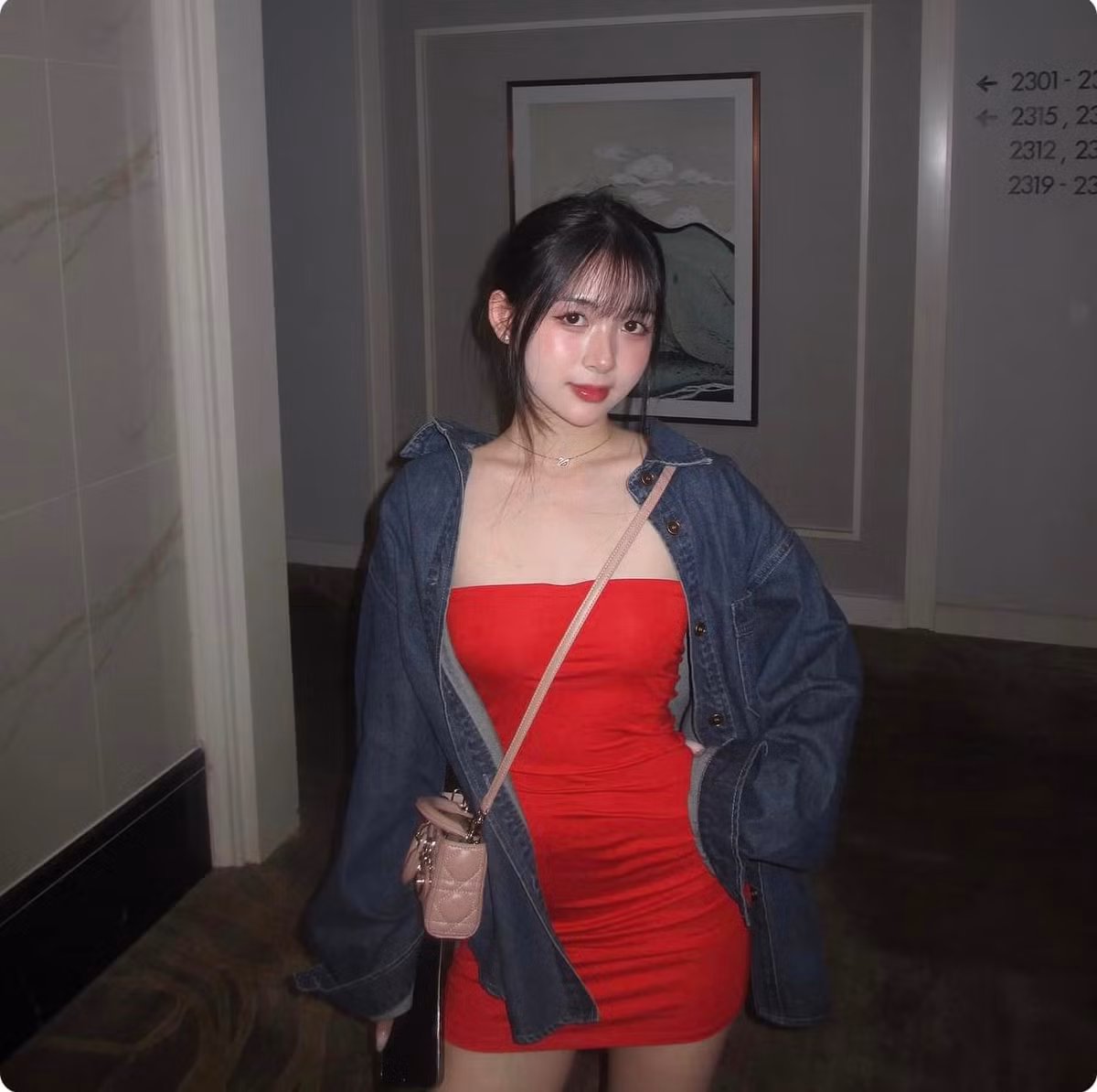 Nhiều người hâm mộ đã để lại những bình luận chúc phúc cho cặp trai tài gái sắc, sớm về chung nhà một cách đường đường chính chính.