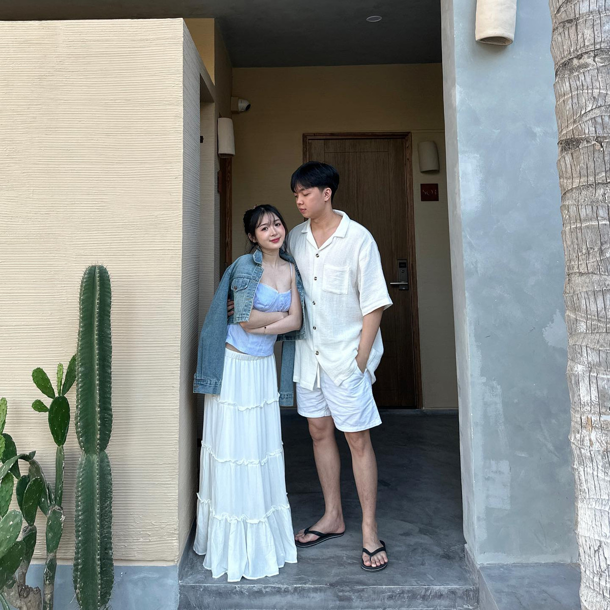 Theo đó, chia sẻ hình ảnh trong khung cảnh lãng mạn, Kim Chung Phan ẩn ý: "Thiếu mỗi chiếc nhẫn".