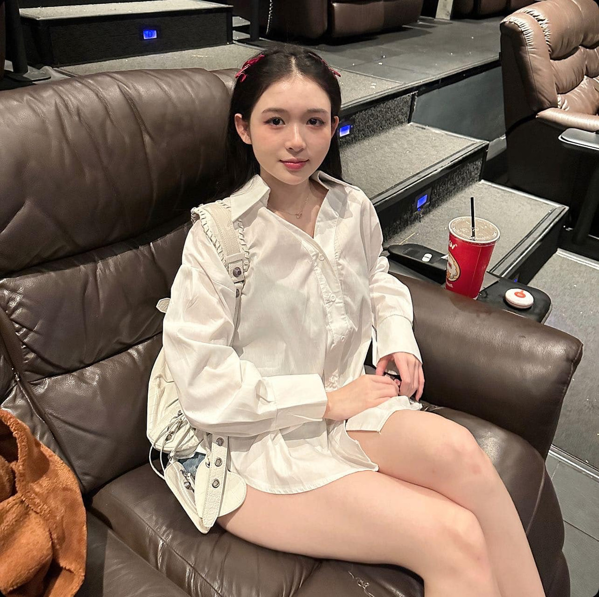 Bất chấp những chỉ trích từ các fan Team Flash khi họ cho rằng Kim Chung là nguyên nhân khiến ADC sa sút phong độ, cặp đôi vẫn đồng hành bên nhau đến nay là 4 năm.