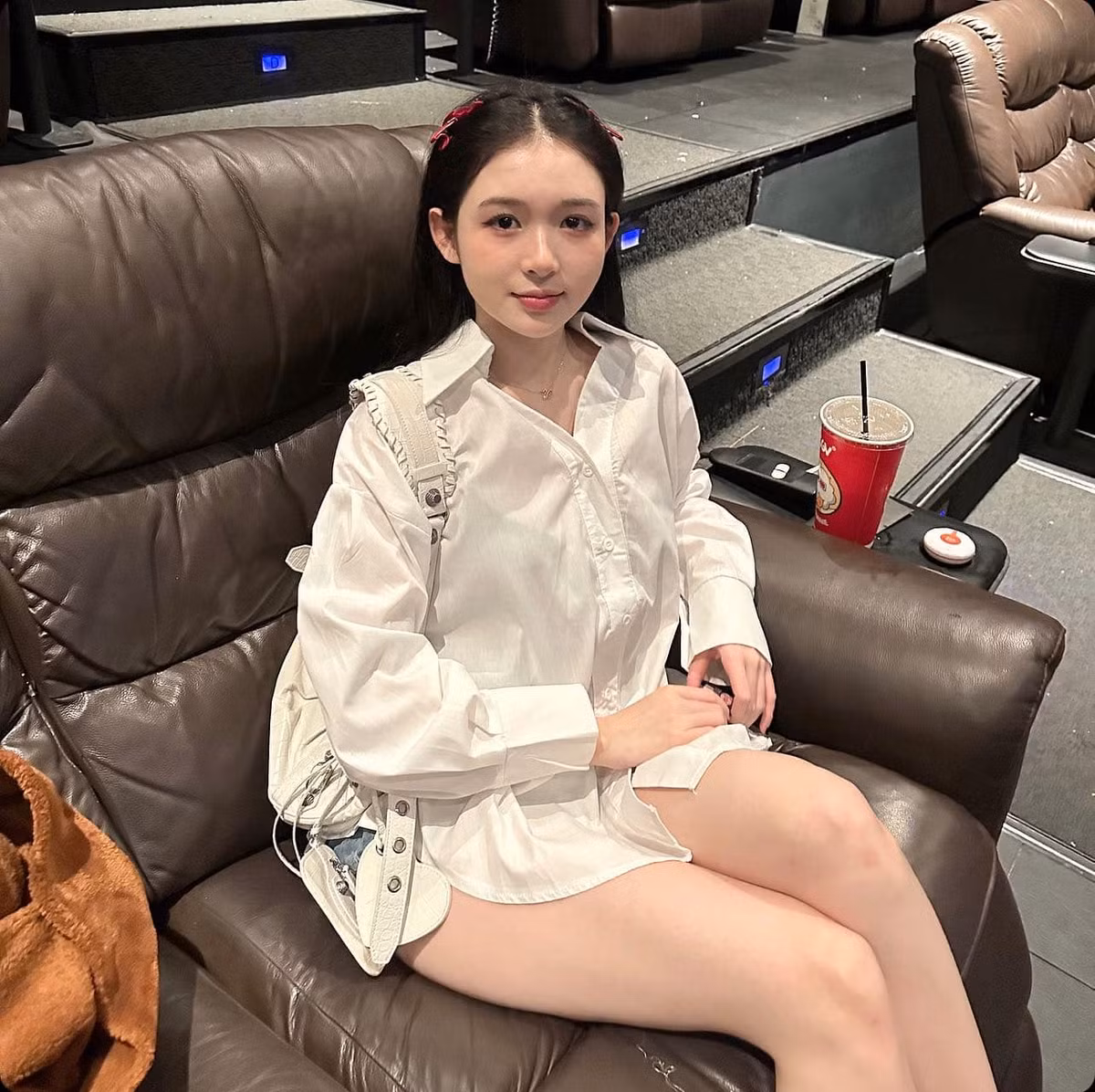 Bất chấp những chỉ trích từ các fan Team Flash khi họ cho rằng Kim Chung là nguyên nhân khiến ADC sa sút phong độ, cặp đôi vẫn đồng hành bên nhau đến nay là 4 năm.