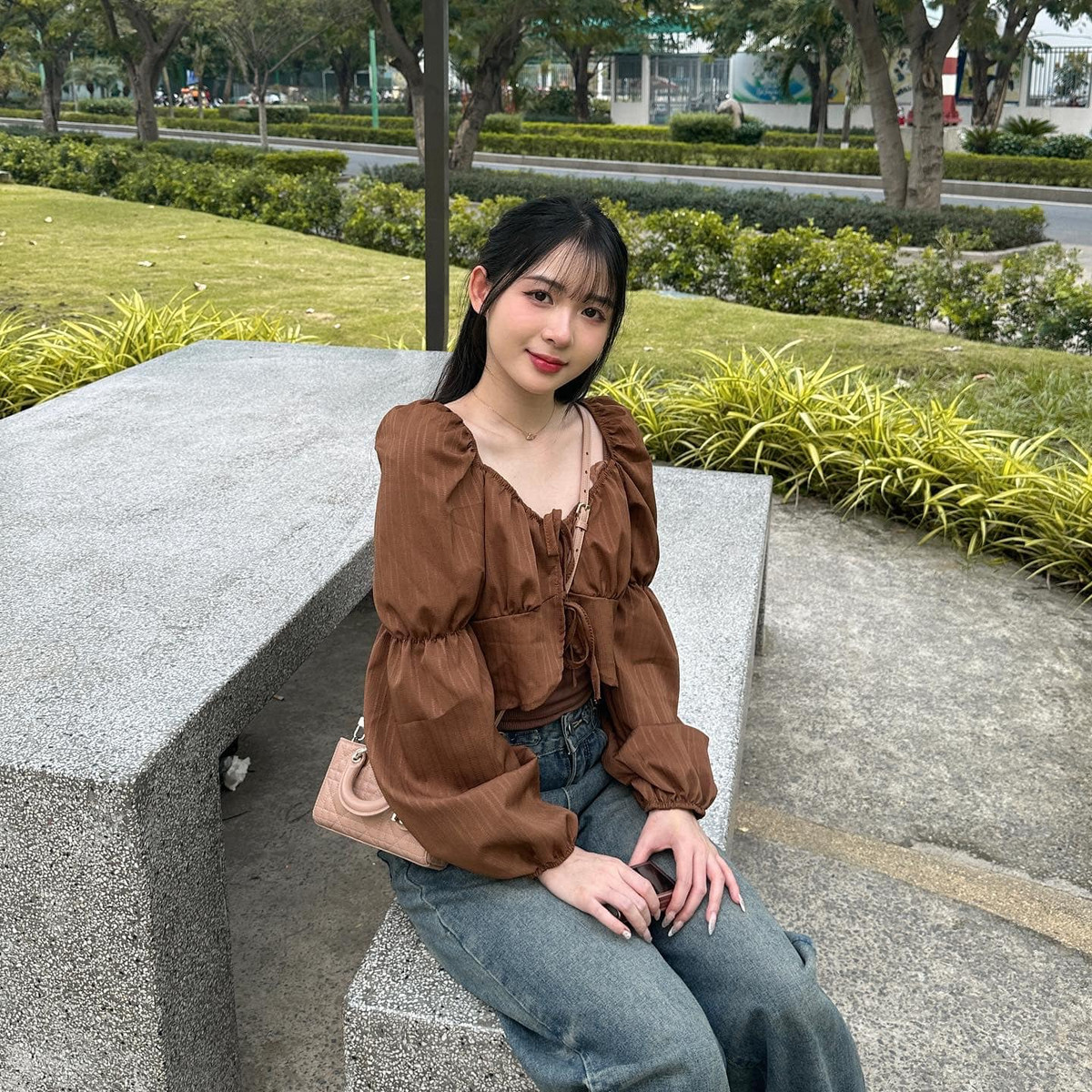 Vẻ đẹp ngọt ngào với gương mặt tròn với cặp má bánh bao, đặc biệt ấn tượng với đôi mắt cười duyên dáng và đôi môi tươi như hoa mà Kim Chung Phan đã chinh phục được trái tim tuyển thủ Esports hàng đầu làng Liên Quân.