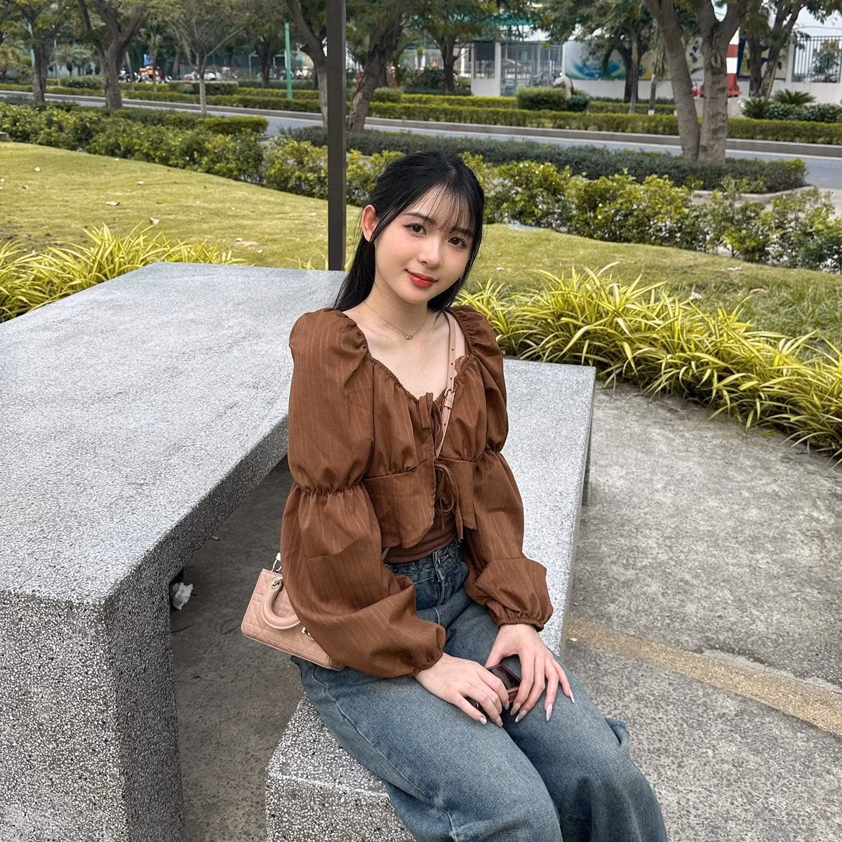 Vẻ đẹp ngọt ngào với gương mặt tròn với cặp má bánh bao, đặc biệt ấn tượng với đôi mắt cười duyên dáng và đôi môi tươi như hoa mà Kim Chung Phan đã chinh phục được trái tim tuyển thủ Esports hàng đầu làng Liên Quân.