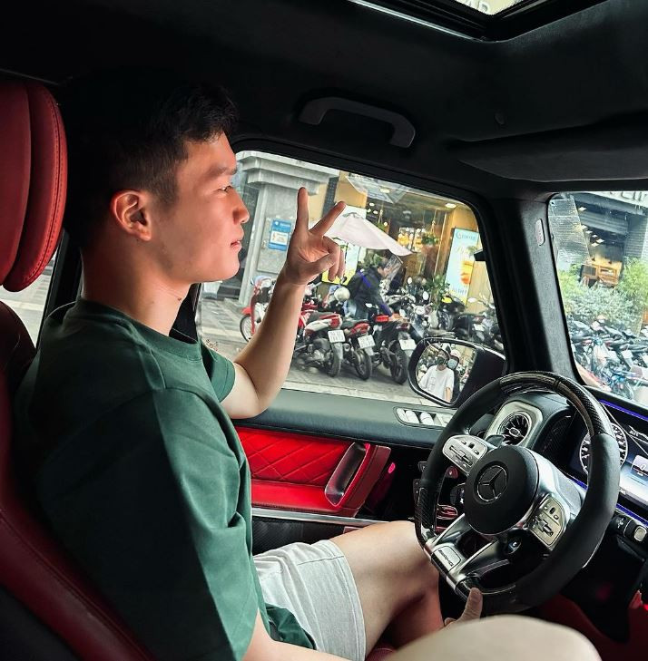 Việc có thu nhập lớn nhờ tài năng bóng đá cũng vô tình khiến Hoàng Đức bị… hiểu lầm trong thời gian quan. Cụ thể, mới đây tiền vệ sinh năm 1996 đã đăng tải bức ảnh lái chiếc xế hộp Mercedes G63 lên trang cá nhân. Đây là một trong những chiếc xe được xem là hàng hiếm ở Việt Nam. Mẫu xe này có giá hơn 11 tỷ đồng.