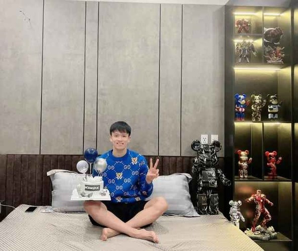 Năm 2022, tiền vệ của Viettel đã tự thưởng cho bản thân chiếc Mercedes-Benz GLC có giá hơn 2,5 tỷ đồng. Ngoài ra, tiền vệ sinh năm 1998 cũng sở hữu một chiếc Rolex Datejust giá hơn 400 triệu đồng.