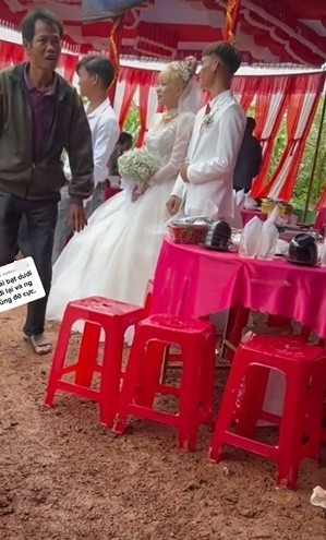 Đến nay, đoạn clip này đã thu hút hơn 1,7 triệu lượt xem. Bên cạnh những lời động viên gửi đến đôi vợ chồng trẻ thì nhiều người cũng dành lời khen đến người chủ tiệm váy cưới có tâm.