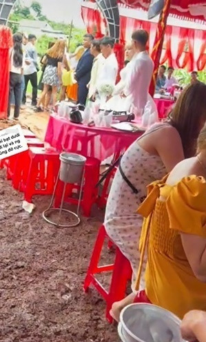 Cô cũng khẳng định rằng dù mưa gió nhưng ai nấy đều vui vẻ, phấn khởi, cầu chúc cho cặp đôi trăm năm hạnh phúc.