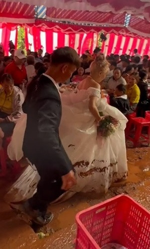 Chủ tiệm cho thuê váy cưới trên cho biết thêm: "Thật sự rất thương dâu này của mình luôn, 2 ngày đều dính mưa dầm, hôm nay cưới nhà trai vẫn tiếp tục dơ ạ. 2 váy cưới của 2 ngày này mình đều tặng cô dâu á mọi người, dâu thích giặt làm kỉ niệm hay sao đó cũng được á."