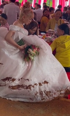 Người đăng tải đoạn clip đám cưới mùa lũ - cũng chính là chủ tiệm váy cưới chia sẻ: "Nhìn váy thấy thương mình, nhưng cũng thương cô dâu của mình nữa."