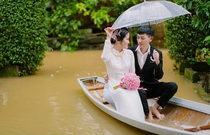 Đúng là chẳng ai mong đám cưới của mình diễn ra vào ngày mưa lớn hay nắng gắt. Tuy nhiên từng có rất nhiều cặp đôi rơi vào cảnh thời tiết không ủng hộ nhưng đã biến nó thành kỷ niệm đáng nhớ.