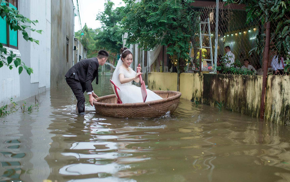 Trước đó, không ít lần các đám cưới phải sử dụng đến thuyền để rước dâu do thời tiết không ủng hộ.