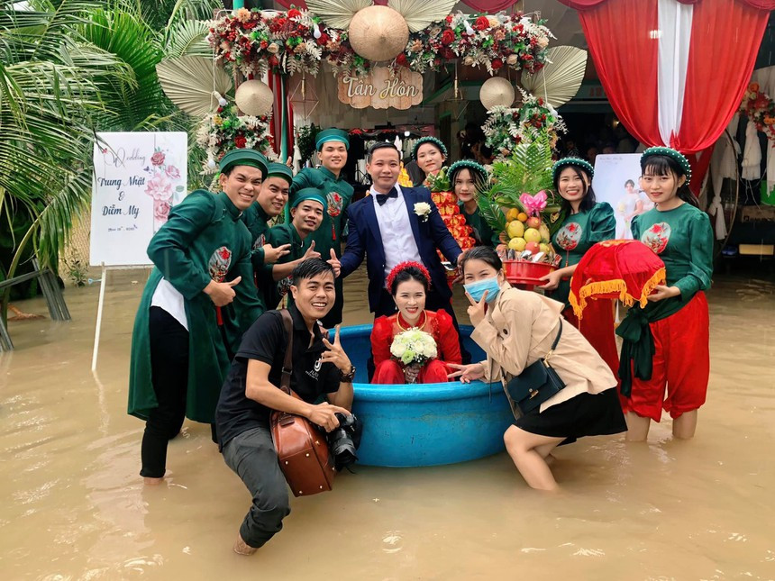 Được biết, chú rể, cô dâu cùng làm việc ở Bắc Giang và quyết định tổ chức lễ thành hôn vào ngày 29/9.