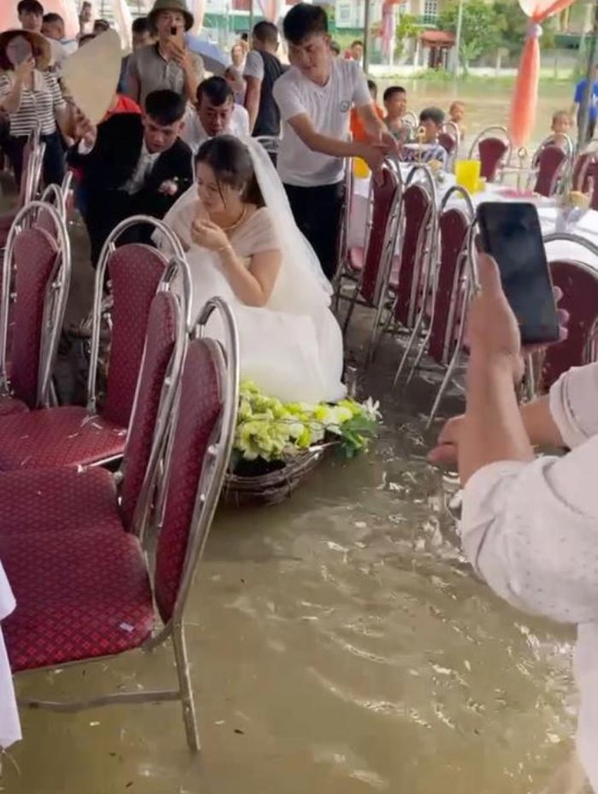 Chiếc thuyền cũng được kết hoa hai đầu để đón dâu. Chú rể phải cởi giày lội nước kéo thuyền chở cô dâu vào hôn trường tổ chức lễ cưới.