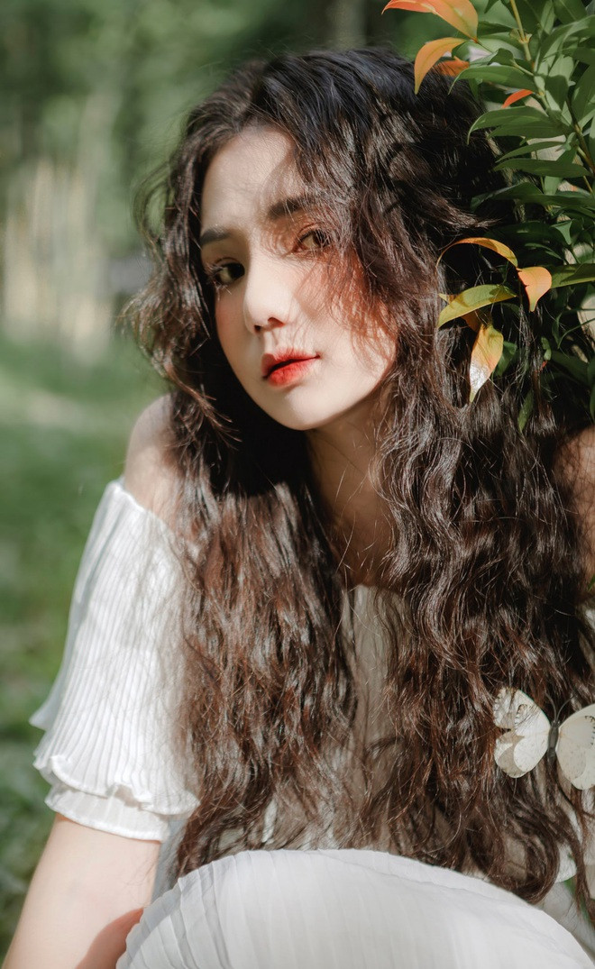 Lâm Lê (sinh năm 2002) bắt đầu được nhiều người chú ý đến từ khi học cấp 3 nhờ gương mặt chuẩn "búp bê sống". Cô nàng hot girl đến từ Bình Dương thậm chí khiến những người gặp gỡ lần đầu dễ nhầm tưởng là con lai vì sở hữu gương mặt khá Tây, dù cô là người Việt 100%.