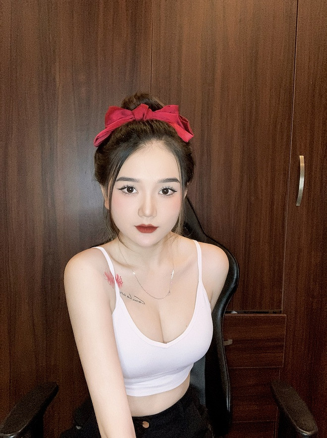 Khi chuyển từ phong cách "bánh bèo" sang quyến rũ, Lâm Lê gặp không ít những bình luận bày tỏ sự không hài lòng, thậm chí quy kết lối sống qua cách ăn mặc.