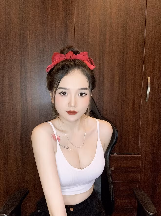 Khi chuyển từ phong cách "bánh bèo" sang quyến rũ, Lâm Lê gặp không ít những bình luận bày tỏ sự không hài lòng, thậm chí quy kết lối sống qua cách ăn mặc.