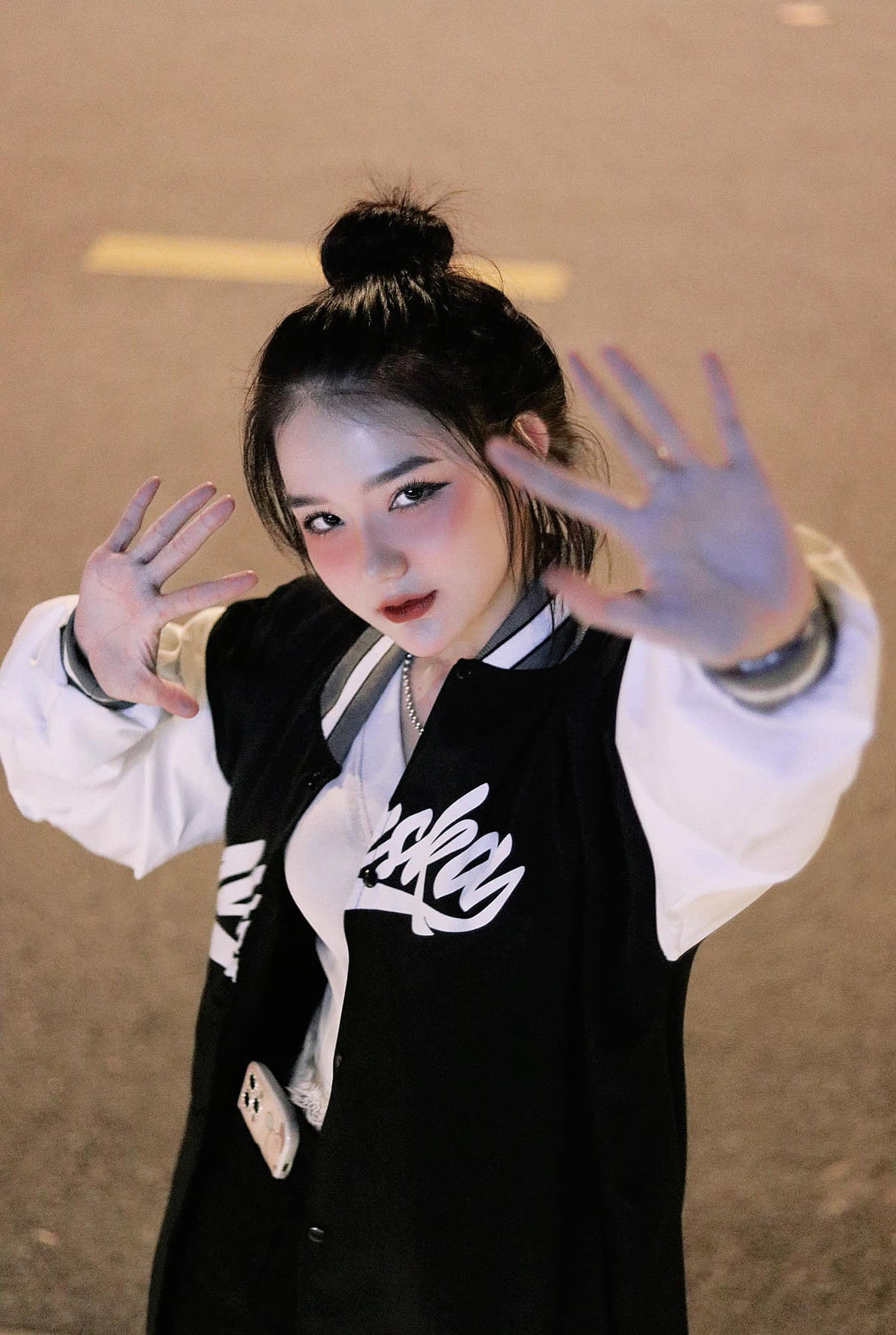 Tuy nhiên, Lâm Lê cho biết sự thay đổi ngoại hình không hề khó, quan trọng nó có phù hợp với mình hay không thôi. Cô cũng may mắn bởi từ trước đến nay làm gì cũng đều nhận được sự ủng hộ từ phía gia đình. Bố mẹ có theo dõi trên mạng xã hội nhưng cũng không có ý kiến trước sự lựa chọn thay đổi phong cách của con gái.