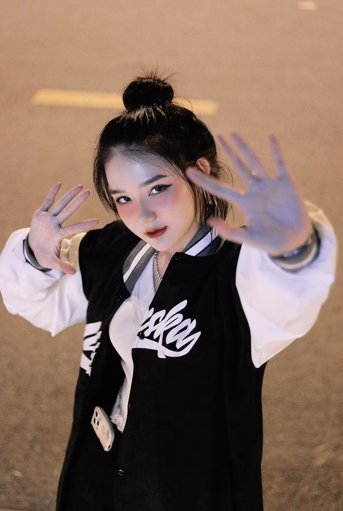 Tuy nhiên, Lâm Lê cho biết sự thay đổi ngoại hình không hề khó, quan trọng nó có phù hợp với mình hay không thôi. Cô cũng may mắn bởi từ trước đến nay làm gì cũng đều nhận được sự ủng hộ từ phía gia đình. Bố mẹ có theo dõi trên mạng xã hội nhưng cũng không có ý kiến trước sự lựa chọn thay đổi phong cách của con gái.