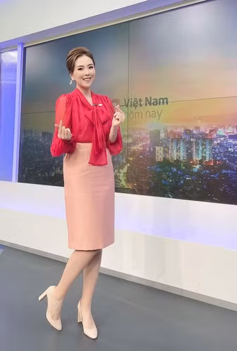 Về phần Mai Ngọc, dù hiện tại đã 31 tuổi song nữ MC vẫn giữ được vẻ ngoài xinh đẹp, trẻ trung và vóc dáng chuẩn chỉnh không chê vào đâu được.