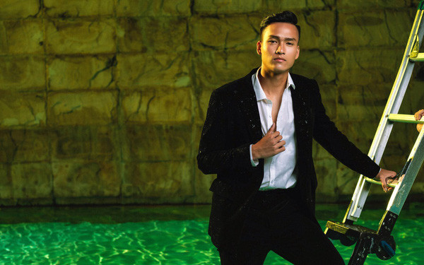 Cũng giống như hình ảnh mặc vest chỉn chu trên đây, Việt Anh thường xuất hiện trước đám đông với diện mạo được “tút tát” kĩ càng.