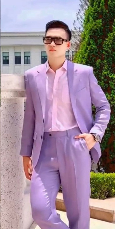 Việt Anh chia sẻ về cách buidbody của mình: “Tôi bắt đầu hình thành thói quen tập gym từ năm 15 tuổi và duy trì đến tận bây giờ. Tôi nghĩ việc tập luyện hàng ngày, đúng giờ, đúng thời điểm đã giúp mình phát triển tốt hơn. Tôi cũng khá chú trọng về vấn đề dinh dưỡng, thế nhưng lại không thích uống sữa lắm.”