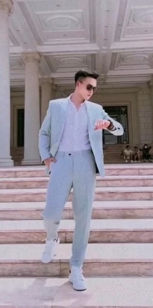 Được biết, đây mới chỉ là hình ảnh hậu trường khi làm mẫu của Bùi Hoàng Việt Anh. Chính vì thế mà người hâm mộ đang rất mong chờ vào những khung hình “full HD” được tung ra.