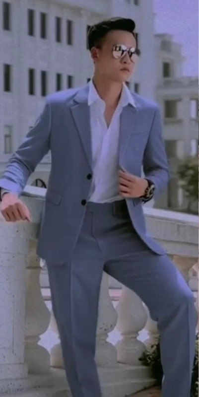 Trong bộ ảnh mới, Việt Anh diện rất nhiều những bộ vest đầy màu sắc, đeo kính cực ngầu làm toát lên vẻ bảnh bao, lịch lãm.